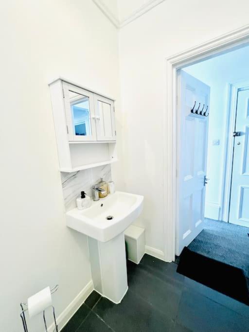 Flat 4 Marine Parade House, 1 East Cliff- Next To Dover Port, White Cliffs, Beach, Castle 외부 사진